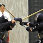 女子個人戦の決勝・延長戦で勝負を決めた面打ち＝日高文化体育館