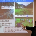 「コウノトリ市民科学」の取り組みについて講演する鷲谷いづみさん＝豊岡市城崎町湯島