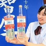 創業３００年を記念して復刻する「こだわりのレモン酒」（左）と「こだわりのライチ酒」＝香住鶴