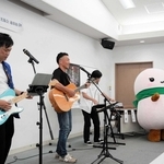 「やっぴーＨＡＰＰＹ」を披露する吉田村のメンバーらとやっぴー＝養父市八鹿町国木