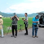 全国から集まった愛鳥家にコウノトリの魅力を説明する元飼育員の久下直哉さん（右端）＝豊岡市立野