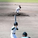 軟式野球の決勝・日高東－出石。両チームの選手が熱戦を繰り広げた＝豊岡市出石町福住