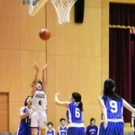 女子バスケットボールの決勝。シュートする梁瀬の選手と守る豊岡北のメンバー＝朝来市和田山町柳原