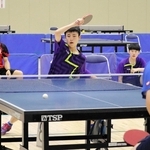 卓球男子団体決勝で白熱した試合を展開する選手＝豊岡市大磯町