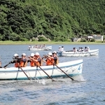 力強くオールをこぐ選手たち＝豊岡市小島