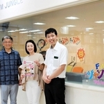 スタジオ前でクラウドファンディングをＰＲするＦＭジャングルのパーソナリティー＝豊岡市大手町