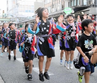 元気良く「豊岡おどり」を踊る子どもたち＝豊岡市中央町