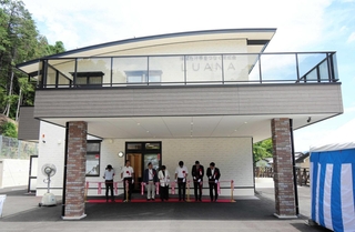 テープカットする関係者ら＝豊岡市九日市下町