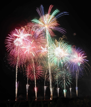 約２千発の花火が夜空を彩った＝豊岡市立野町