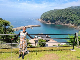 思い出の鎧駅に降り立った河合美智子さん（本人提供）
