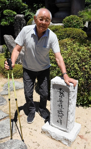 幼いころ疎開した飯塚八朗さんが建立した感謝の碑と、法泉寺の足立禅英さん＝朝来市和田山町宮田