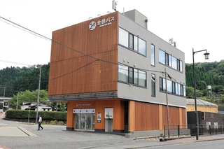 壁面に格子をしつらえ、温泉街に溶け込む外観に＝新温泉町湯