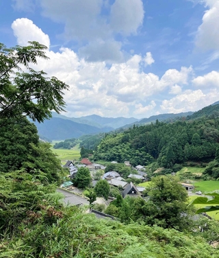 山あいにある高橋地区の風景＝豊岡市但東町小坂