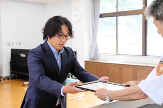 感謝状を受け取った小西裕也さん＝新温泉町今岡