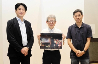 プロジェクトの（左から）西村総一郎実行委員長と演劇の作・演出を務める平田オリザさん、舞台美術を担当する杉山至さん＝城崎文芸館