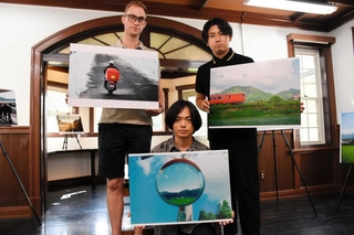 写真展「移住者の瞳に映る朝来市の魅力」を開いている朝来市の地域おこし協力隊員ら＝朝来市和田山町和田山