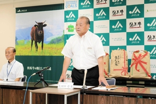 コメ農家への概算金の増額を発表するＪＡたじまの太田垣哲男代表理事組合長（中央）＝豊岡市九日市上町