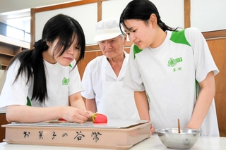 近畿大会に向けて試作する（左から）奥彩夏さん、谷常製菓の和菓子職人・山根喜一さん、米田野々花さん＝養父市八鹿町八鹿