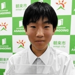 朝来市でアカマダラハナムグリを２２年ぶりに確認した山木海那さん＝同市役所