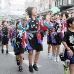 元気良く「豊岡おどり」を踊る子どもたち＝豊岡市中央町