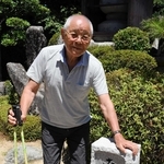 幼いころ疎開した飯塚八朗さんが建立した感謝の碑と、法泉寺の足立禅英さん＝朝来市和田山町宮田