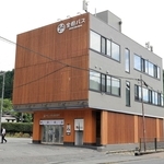 壁面に格子をしつらえ、温泉街に溶け込む外観に＝新温泉町湯
