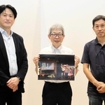 プロジェクトの（左から）西村総一郎実行委員長と演劇の作・演出を務める平田オリザさん、舞台美術を担当する杉山至さん＝城崎文芸館