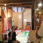 実際に映画で使われた鏡台（中央）を展示した楽屋で記念撮影する観光客＝豊岡市出石町柳