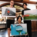 写真展「移住者の瞳に映る朝来市の魅力」を開いている朝来市の地域おこし協力隊員ら＝朝来市和田山町和田山
