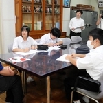 「竹野で働く」ことについて、地域の大人たちにインタビューする竹野学園の８年生たち＝豊岡市竹野町竹野
