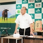 コメ農家への概算金の増額を発表するＪＡたじまの太田垣哲男代表理事組合長（中央）＝豊岡市九日市上町