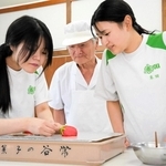 近畿大会に向けて試作する（左から）奥彩夏さん、谷常製菓の和菓子職人・山根喜一さん、米田野々花さん＝養父市八鹿町八鹿