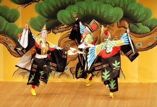 ２０２４年１２月に公演された「葛畑三番叟」＝養父市八鹿町八鹿