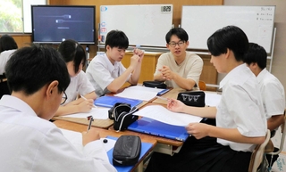外部講師を招き、まちの将来像や活性化策を考える＝豊岡市竹野町竹野
