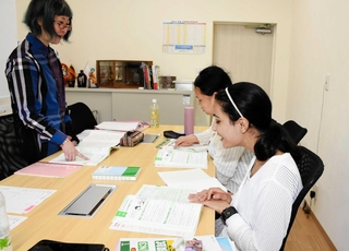 合格を目指して日本語を学ぶ２人＝朝来市和田山町東谷