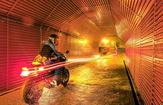 明延鉱山の探検坑道をバイクで走る参加者＝２０２４年１１月（鉱石の道推進協議会提供）