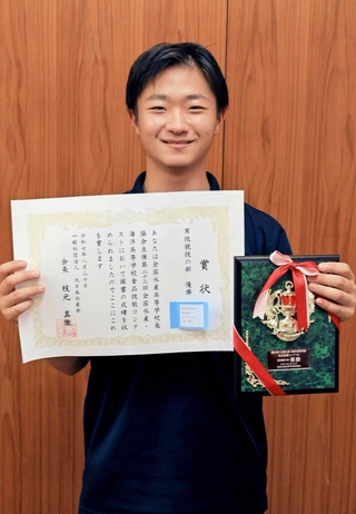 「全国水産・海洋高等学校食品技能コンテスト」の実技競技の部で優勝した上田晄也さん＝香住高校