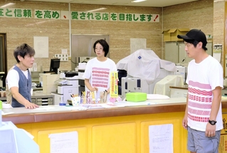 本物の営業窓口を舞台に展開する「金庫よ、信用にあたれ！」＝豊岡市千代田町