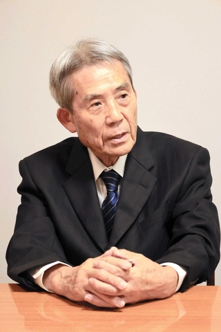 新温泉町長選への意欲を語る西村銀三氏＝新温泉町湯