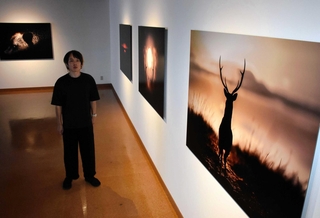 国際的な写真展で入賞した作品と宇都宮遼さん＝あさご芸術の森美術館