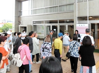 劇場に向かうツアー参加者ら＝豊岡市立野町