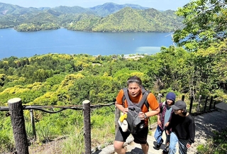 宇野暢哲さんの引率で、校外学習で山登りを楽しむ生徒たち＝京都府京丹後市（トイロ提供）