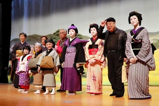 ２０２３年３月、せきのみや子ども歌舞伎の公演後に演者らと集合写真に収まる水口一夫さん（右から２人目）＝養父市関宮