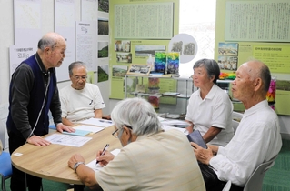 高橋村満州開拓団の語り部、山下幸雄さん（左端）が「開拓団の自決」を自費出版した加芝輝子さんの長女、井上洋子さん（右から２人目）らと交流した＝豊岡市但東町久畑