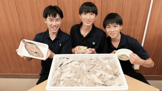 ヒレグロを使った缶詰の開発に取り組む（左から）寺戸晃成さん、関航太朗さん、高橋由幸さん＝香住高校