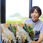 鮮度の高いシロイカの生き造りをリアルに再現した「活きイカクリアファイル」＝豊岡市竹野町竹野