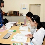 合格を目指して日本語を学ぶ２人＝朝来市和田山町東谷
