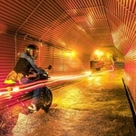 明延鉱山の探検坑道をバイクで走る参加者＝２０２４年１１月（鉱石の道推進協議会提供）