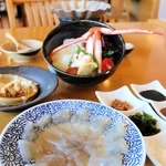 中竹野地区コミュニティの「手作りさしみこんにゃく」が添えられたどんぶりランチセット＝豊岡市竹野町竹野