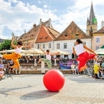 一寸法師をモチーフに身体表現を披露する（Ｐｈｏｔｏ　ｂｙ　Ｐａｕｌ　Ｂãｉｌã）